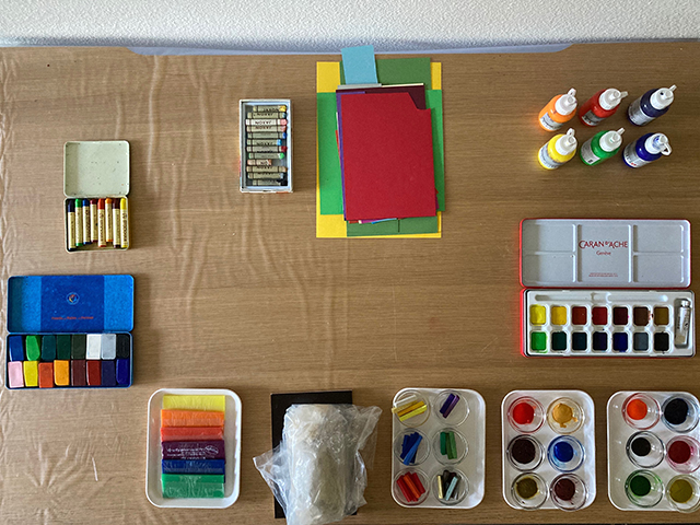 Farbiges Papier, Gouache, Aquarell, Pastellkreide, Ton, Knetwachs, Fettkreide.