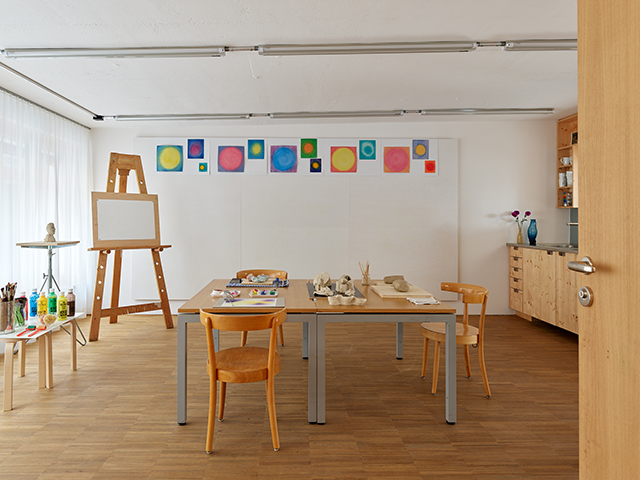 Helles Atelier, Holzmöbel, warm, viel Licht.