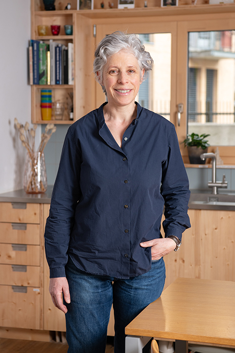 Kunsttherapeutin in ihrem Atelier.