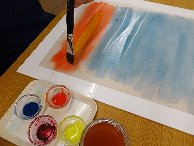 Mit Gelb, Blau und Rot malen.