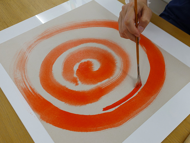 Mit Rot eine Spirale malen.