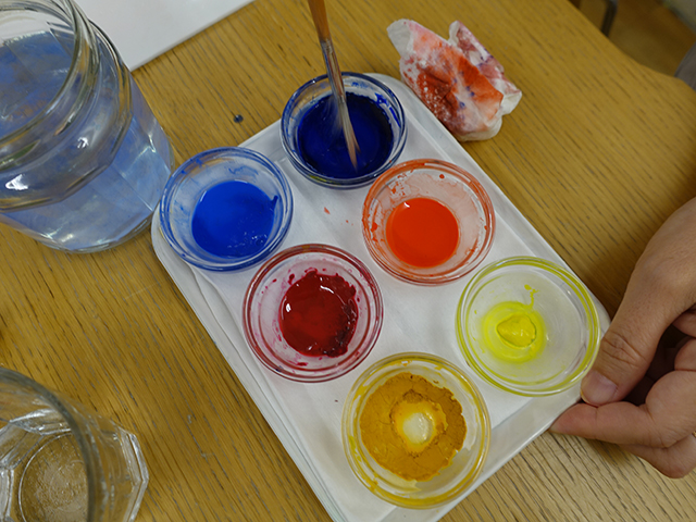 Mit Gelb, Blau und Rot malen.